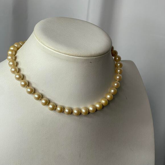 Faux pearl necklace creamy white knotted vintage or vintage look 15" jewelry - Picture 4 of 10